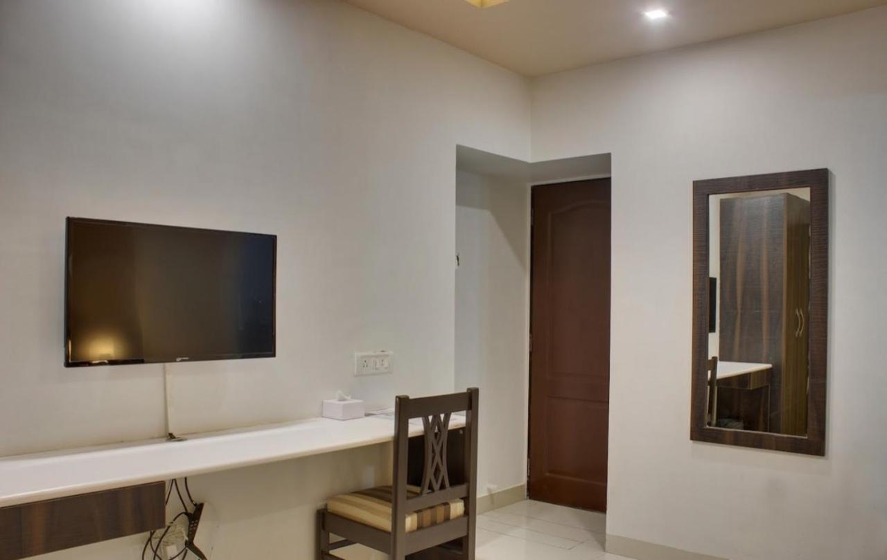 Hotel Galaxy Comforts Mumbai Bagian luar foto